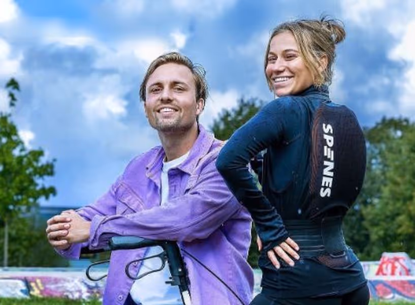 Menno Streefland toont de rugbeschermer